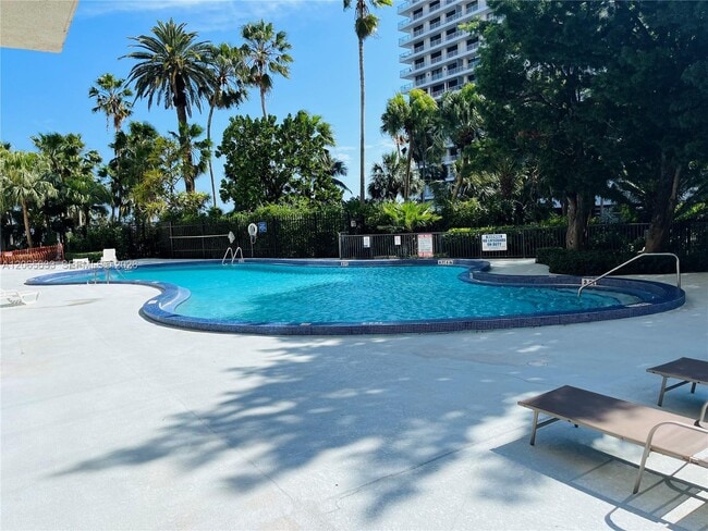 Building Photo - 1450 Brickell Bay Dr