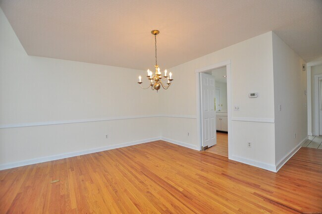 Building Photo - 8 Dickinson Ct