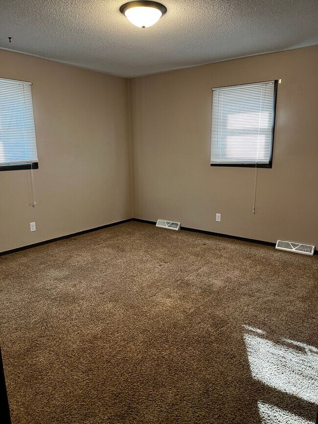 Building Photo - 3 Bed/3 Bath with Fenced in Yard!