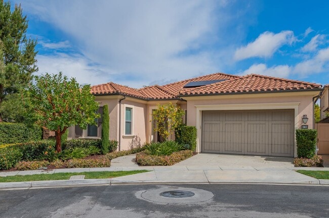 Building Photo - Fully Renovated 2 Bed, 2.5 Bath + Den Single Story Home Available NOW in Eastwood Village in Irvine!