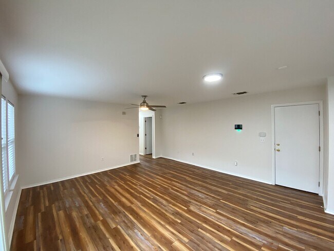 Building Photo - Washer/Dryer Included – Move-In Ready Home in Hills of Shaenfield!
