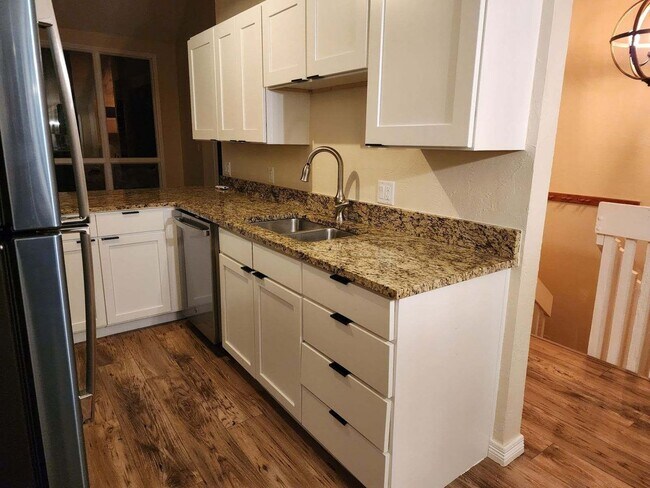 Building Photo - 864 Spruce Ct