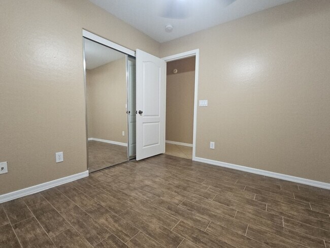 Building Photo - 998 W Desert Sky Dr