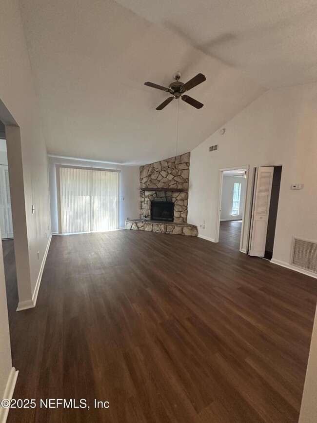 Building Photo - 10369 Arrow Lakes Dr E