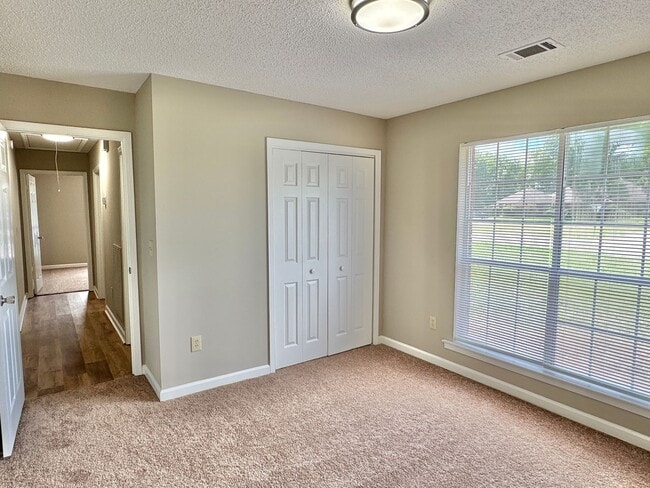 Building Photo - Charming 3-Bedroom Home on a Spacious Corn...