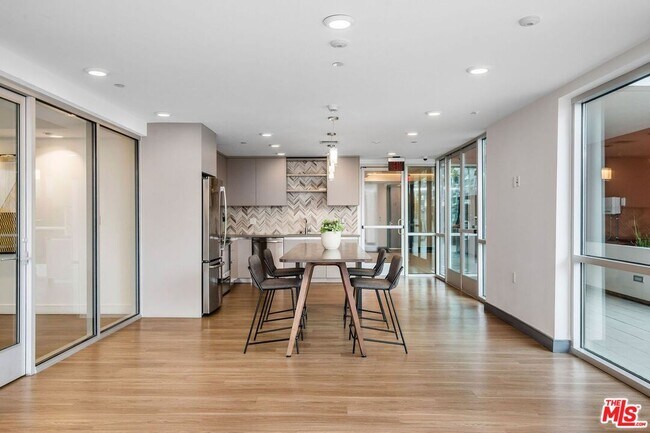 Building Photo - 453 S Kenmore Ave