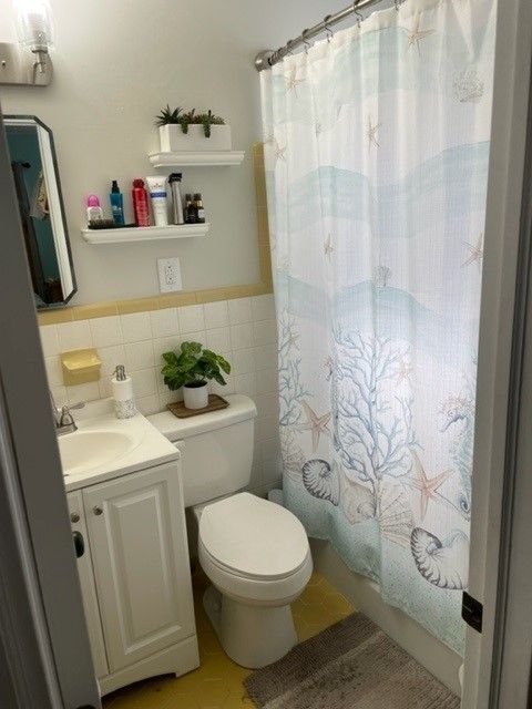 Building Photo - 208 Poinsettia Dr