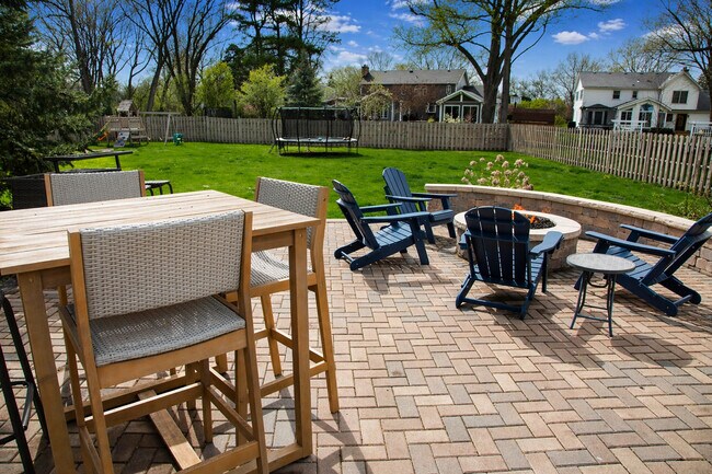 Building Photo - 2S316 Arrowhead Dr