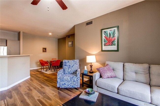 Building Photo - LOCATION LOCATION!! 2-bed 2-bath condo loc...