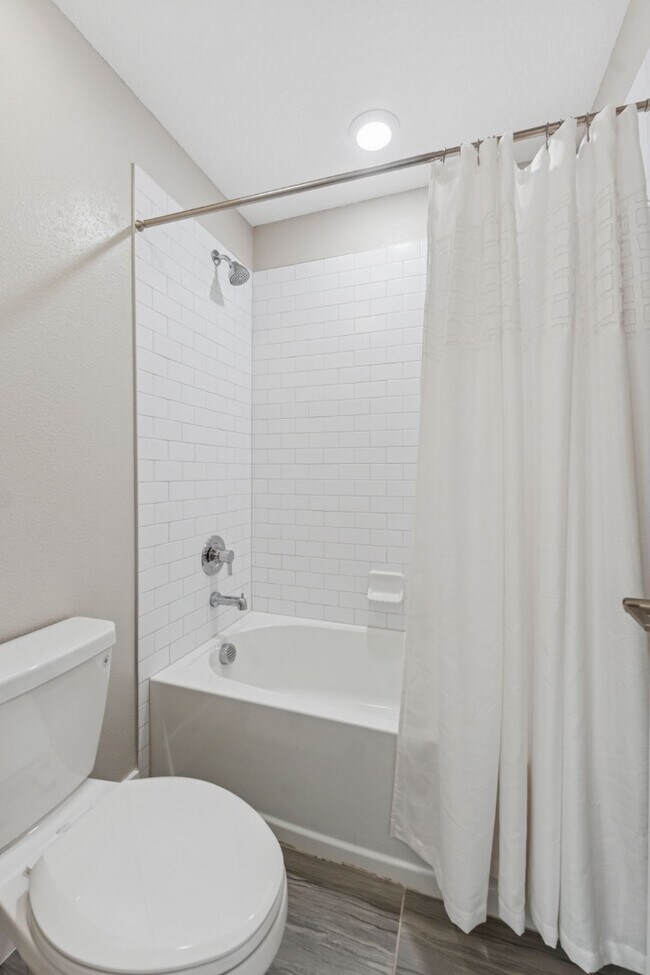 Building Photo - Stunning 4 BR + LOFT /2.5 BA/ 2 CG home in Gorgeous Bexley!