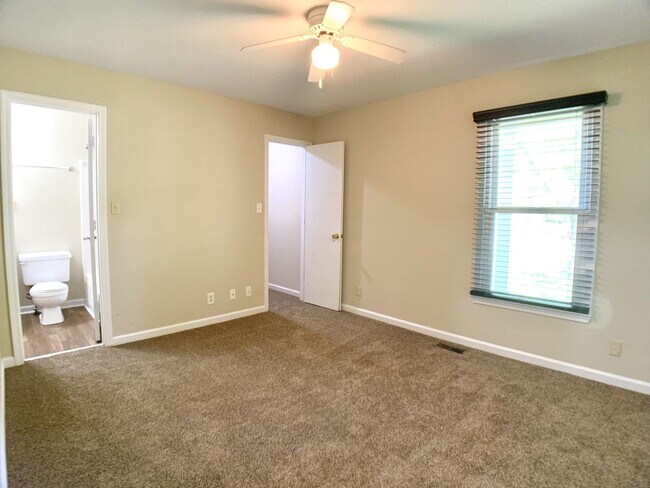 Building Photo - 236 Moncrest Dr