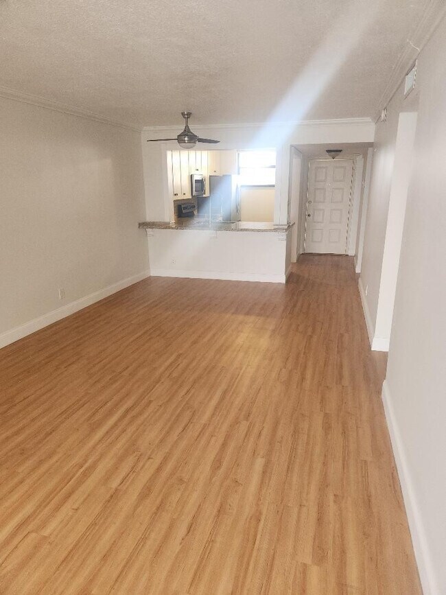 Building Photo - 114 Lake Emerald Dr