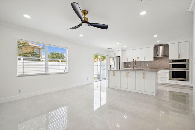 Building Photo - 3460 Commodore Ct