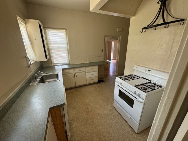Building Photo - 4 Br, 2 Ba with kitchen appliances and bas...