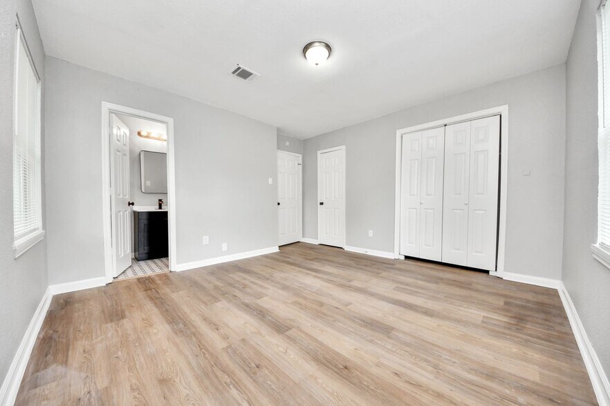 Building Photo - 710 Canary Cir