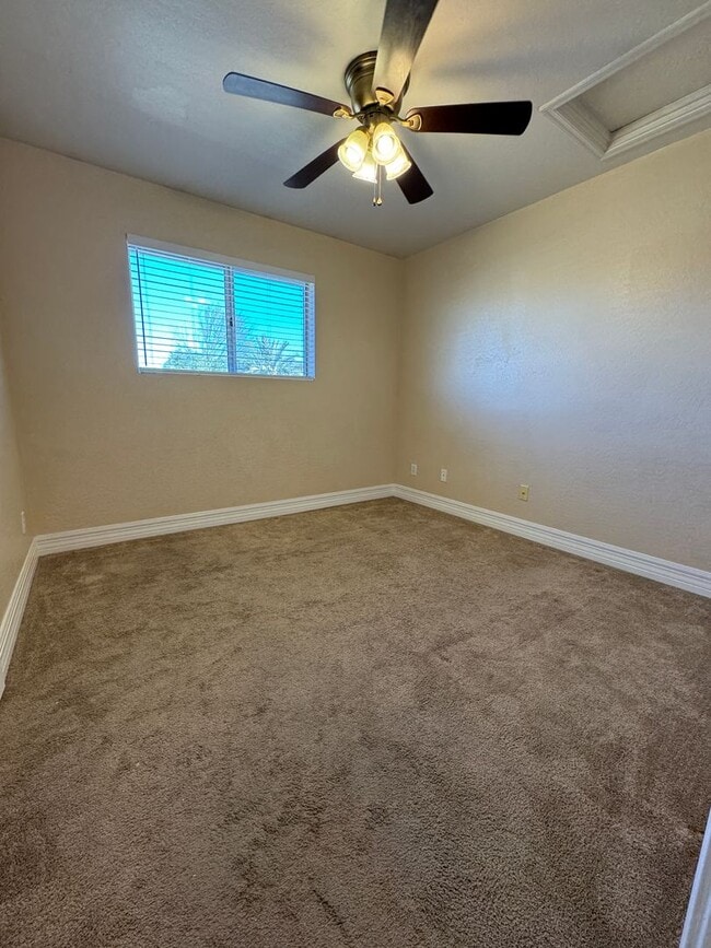 Building Photo - Spacious 4bdm 2Ba Tempe Home with New Kitchen and a Pool!