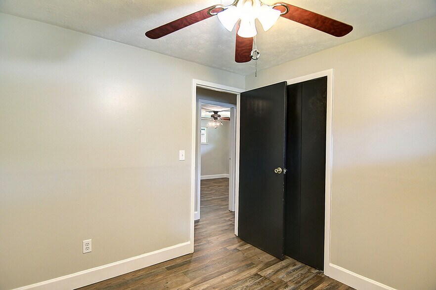 Building Photo - 3813 Utica Dr