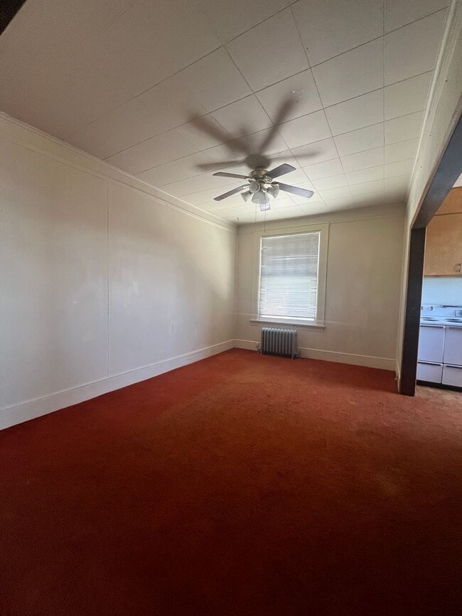 Building Photo - 1 Bed 1 Bath Apartment- Walking Distance f...
