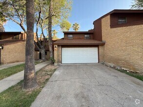 Building Photo - Quadrangle Townhome