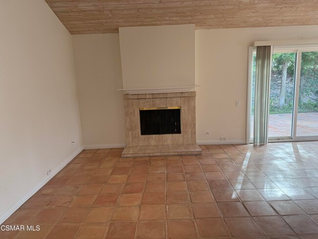 Building Photo - 2923 E Sierra Dr