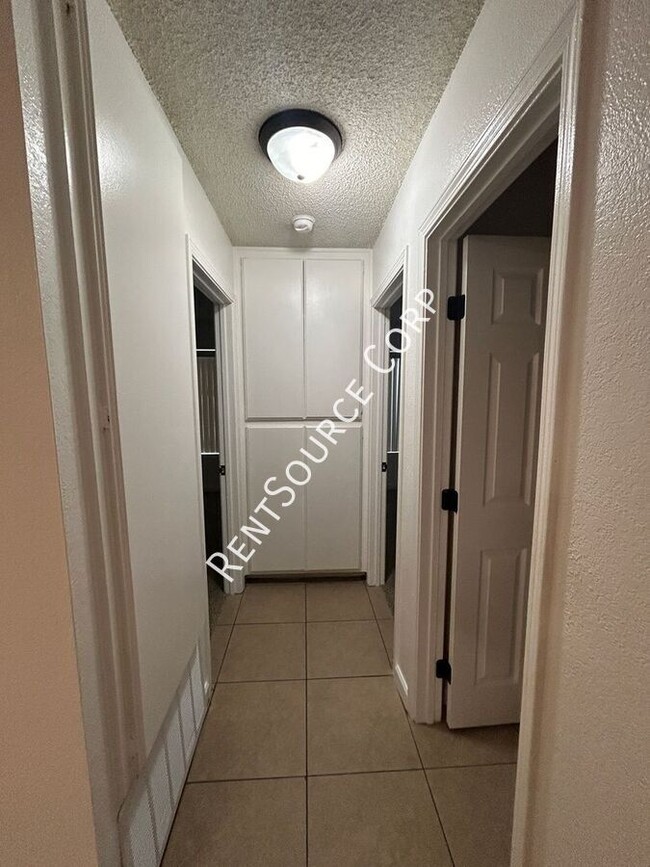 Building Photo - 2 Bedroom 1 Bathroom unit in Lancaster jus...