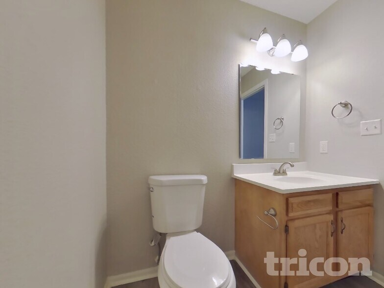 Building Photo - 1679 Long Lake Dr