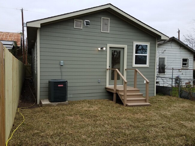 Building Photo - 1016 Center St