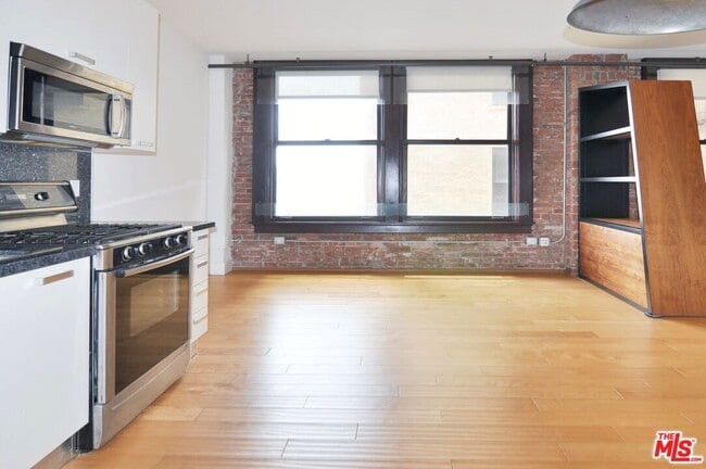 Building Photo - 460 S Spring St