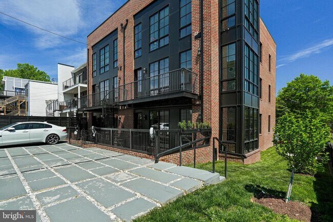 Building Photo - 2100 4th St NE