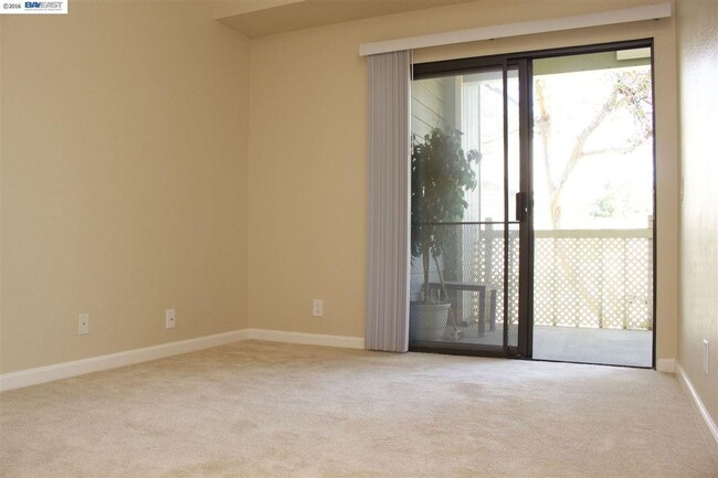 Building Photo - $2990 / 2 BR GORGEOUS REMODELED MEADOWBROO...