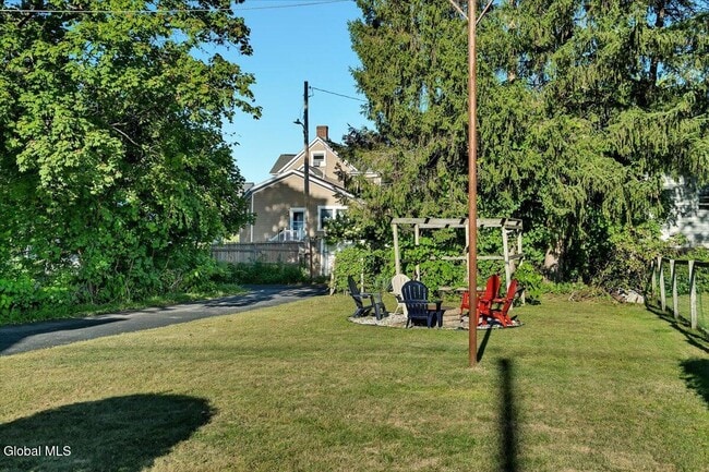 Building Photo - 138 Elm St