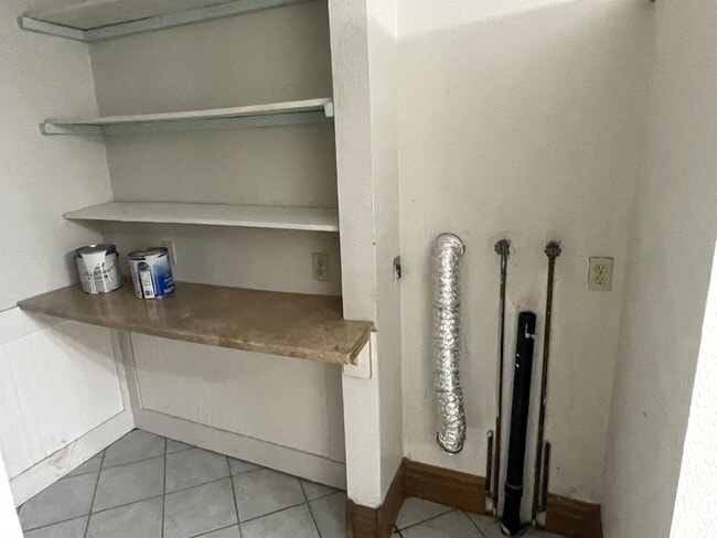 Building Photo - 513 E 2nd St