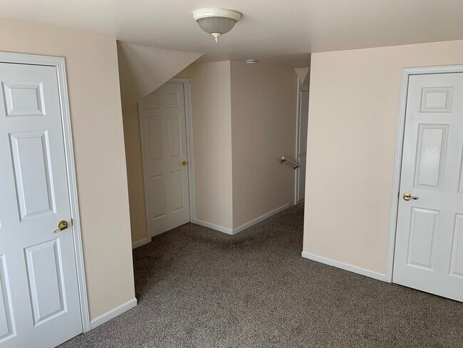 2nd Floor Foyer - 3670 S 60th St