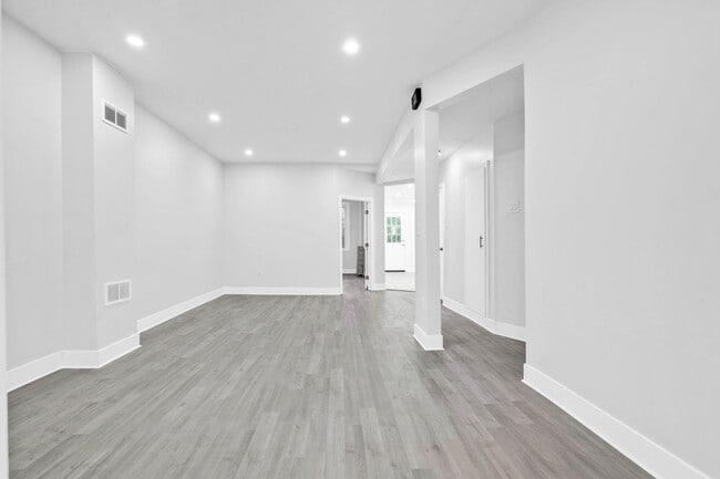 Building Photo - Spacious and Bright Renovated Parlour 2 BR/1BA with  Exclusive Backyard Access