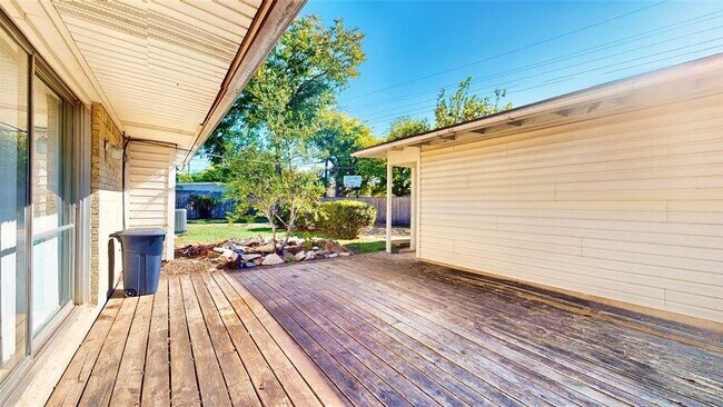 Building Photo - 1008 Wake Dr