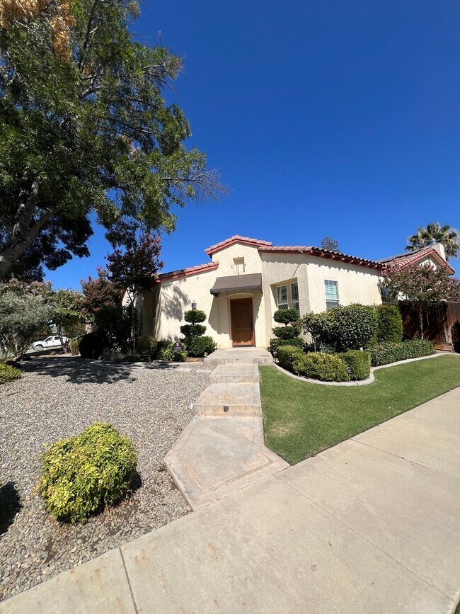 Building Photo - Charming 3 bedroom 2.5 bath!