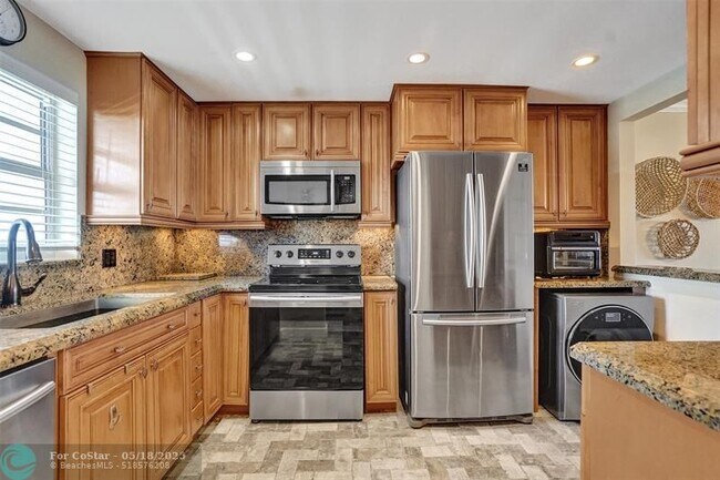 Building Photo - 3051 NE 48th St