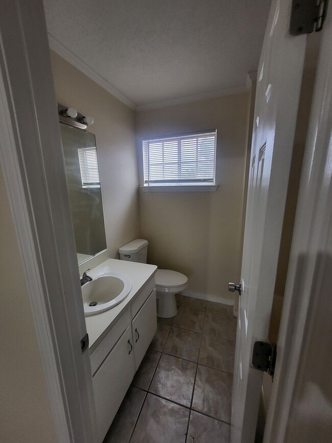 Building Photo - North valley 3 bedroom 2/BA 1245/sf 1/CG 2...