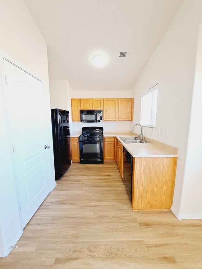 Building Photo - 3 bed 2 bath home in Huning Ranch. Great Yard