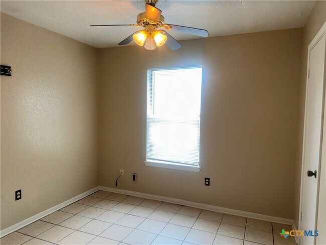 Building Photo - 213 Blanket Dr