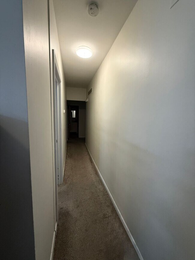Building Photo - 425 Elm St