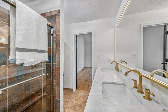 Building Photo - Renovated Lakefront 5 Bedroom Home with 2 Garages!