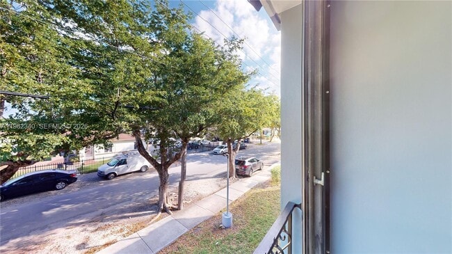 Building Photo - 160 SW 30th Ave