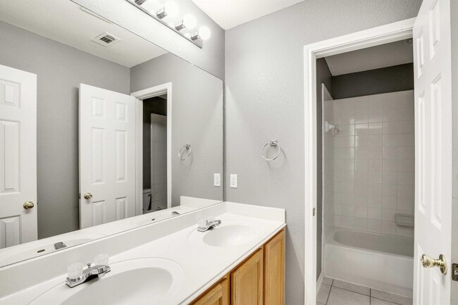 Building Photo - 910 Champions Point Dr