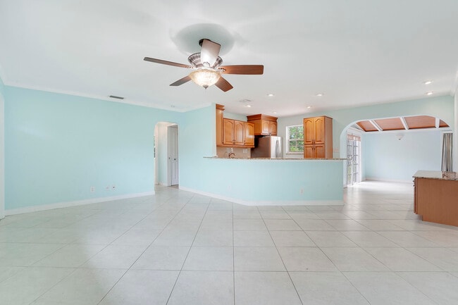 Building Photo - 744 W Ilex Dr
