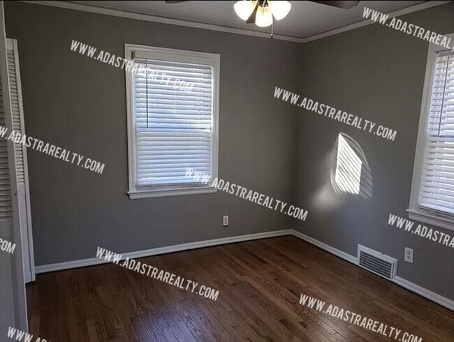 Building Photo - GORGEOUS 3 Bed 2 Bath House in Merriam-Ava...