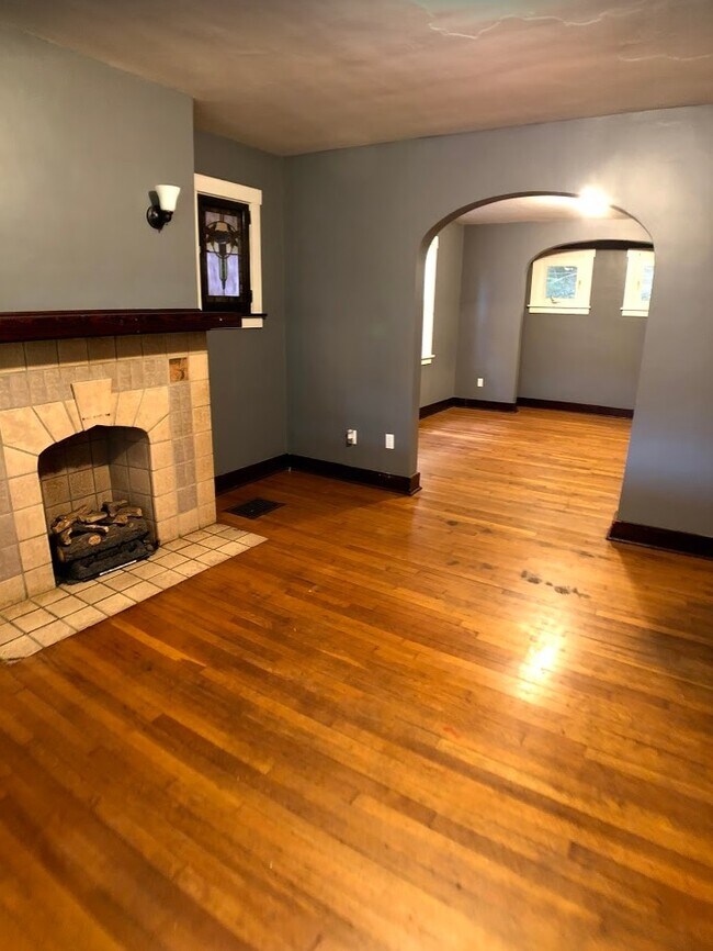 Primary Photo - 121 E Meyers St