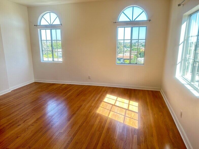 Building Photo - 1602 S Sierra Bonita Ave