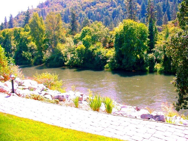 Building Photo - Charming 4 bedrooms, 2 bath on the RIVER w...