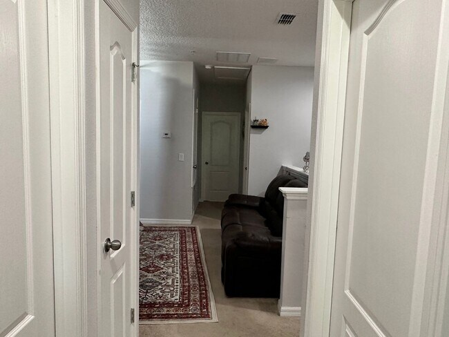 Building Photo - Lease this 3BR End-Unit Townhome in Gated Community with Water View!